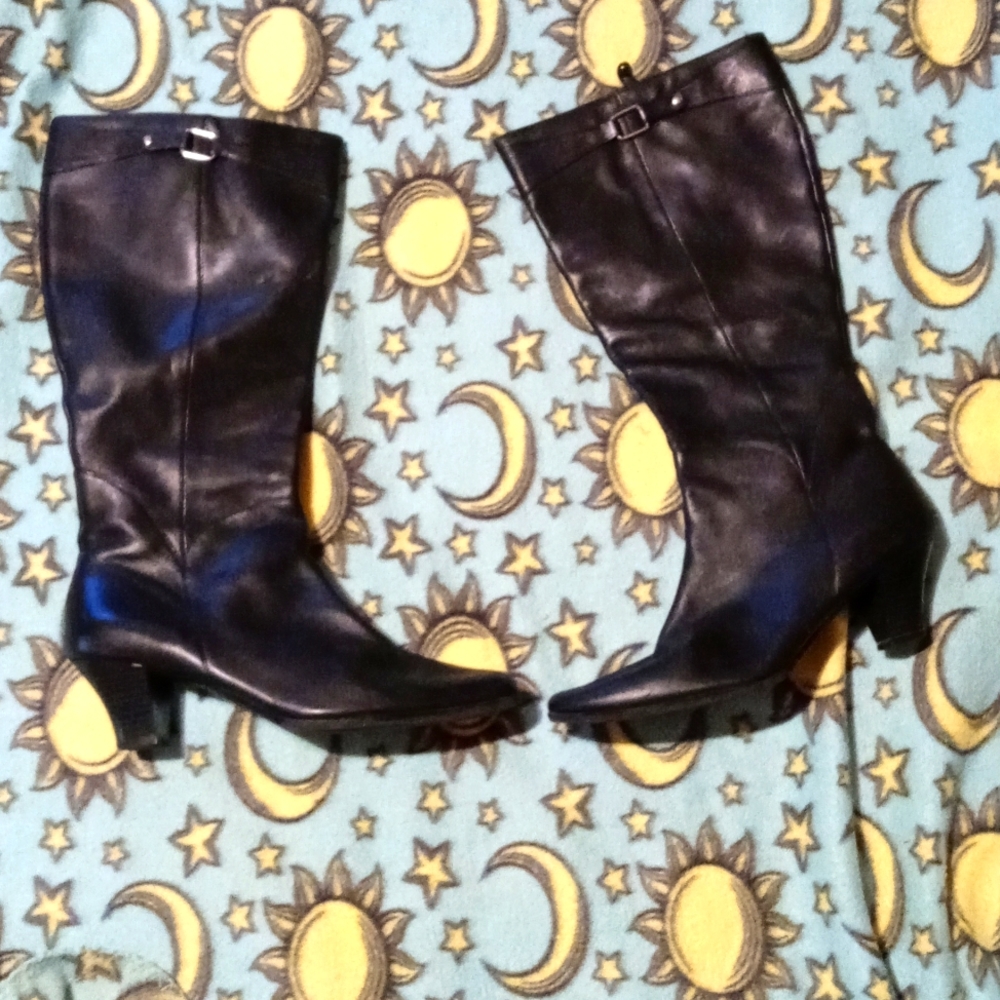 Black calf boots slight heel. Zippers on the sides. Zipper goes all the way up.